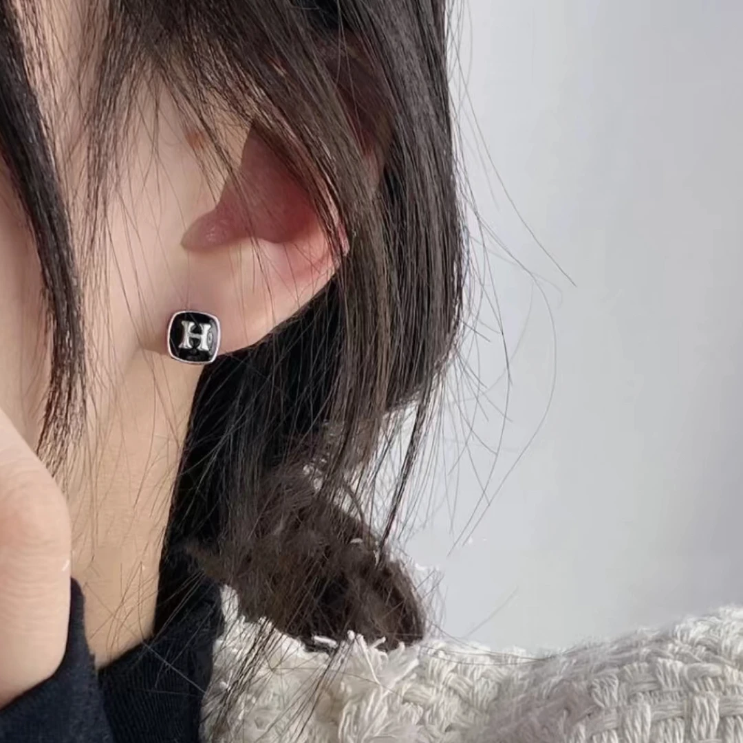 925银珐琅耳饰 复古轻奢小众黑珐琅字母H耳钉