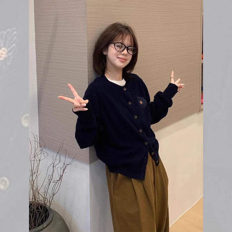 小个子外搭藏蓝色刺绣毛衣外套女早秋休闲慵懒风短款针织开衫上衣