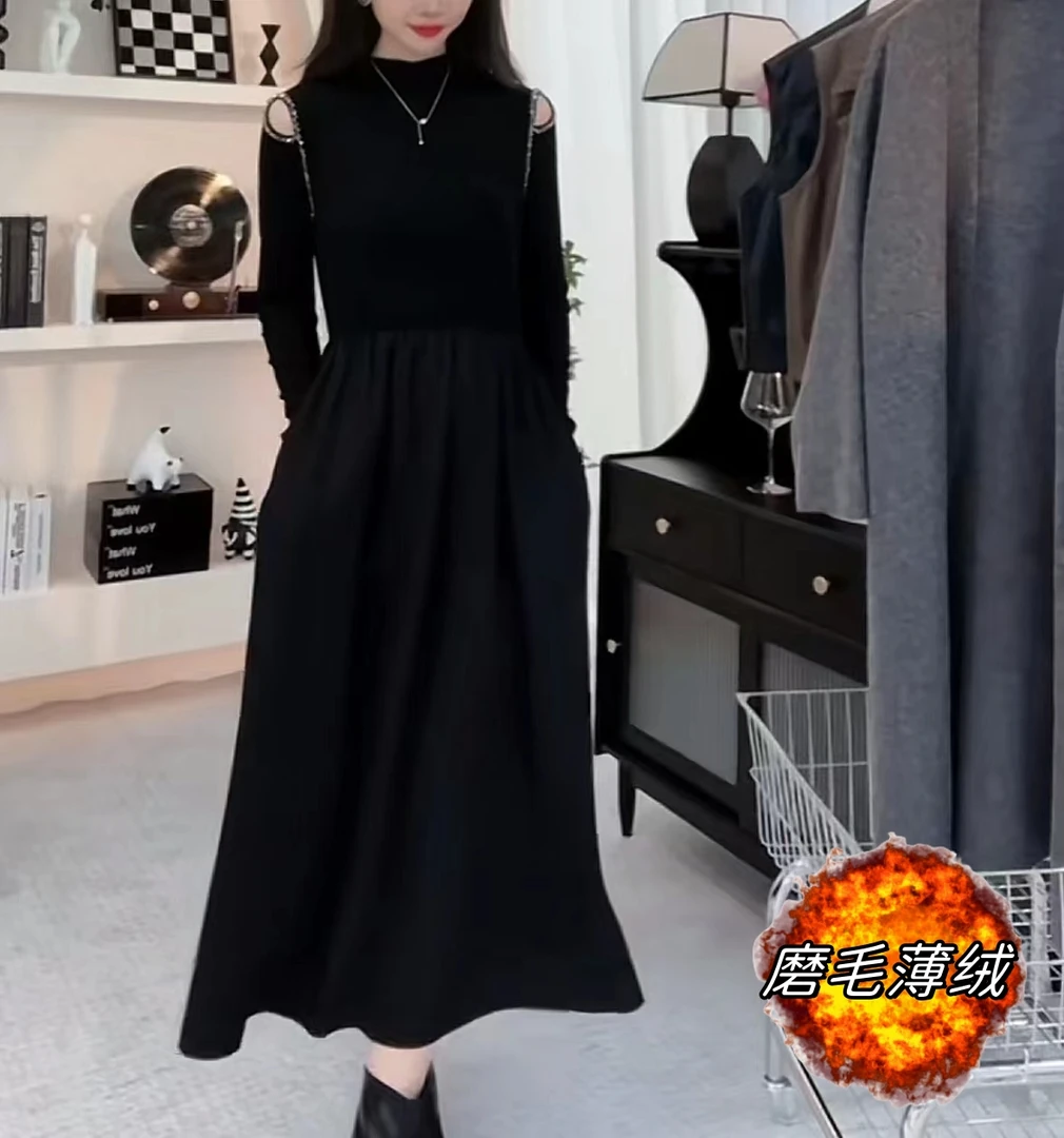 （新款磨毛）秋冬收腰显瘦钉珠露肩洋气百搭打底小黑裙中长款连衣裙