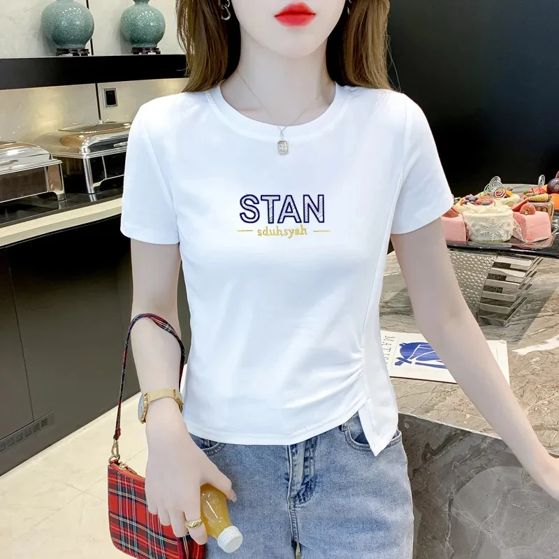 白色显瘦修身字母印花T恤女夏季百搭小众褶皱设计感圆领半袖上衣