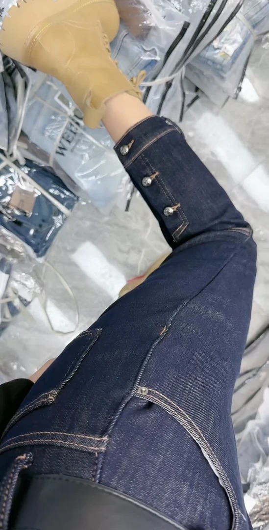 梨形身材显瘦牛仔裤女秋冬季大码弹力加绒加厚修身直筒烟管裤