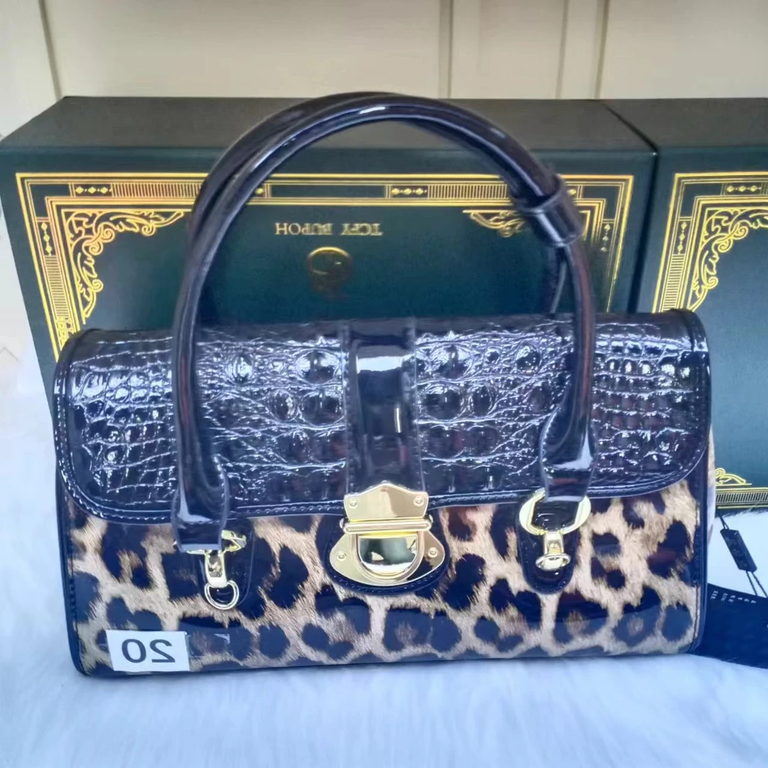 《亮牌灯点关注才可以拍》经典时尚简约网红轻奢女士多功能手提包