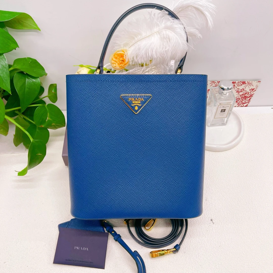 95新 Prada/普拉达 蓝色皮革倒三角徽标手提包水桶包10427166