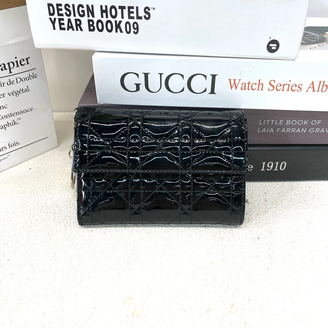 95新 DIOR/迪奥 经典藤格纹 三格黑色漆皮 三折钱包10717108