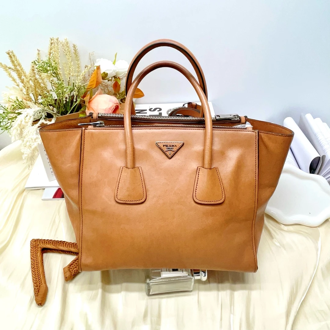 95新 Prada/普拉达 焦糖棕牛皮倒三角银标蝙蝠包肩背包10357285