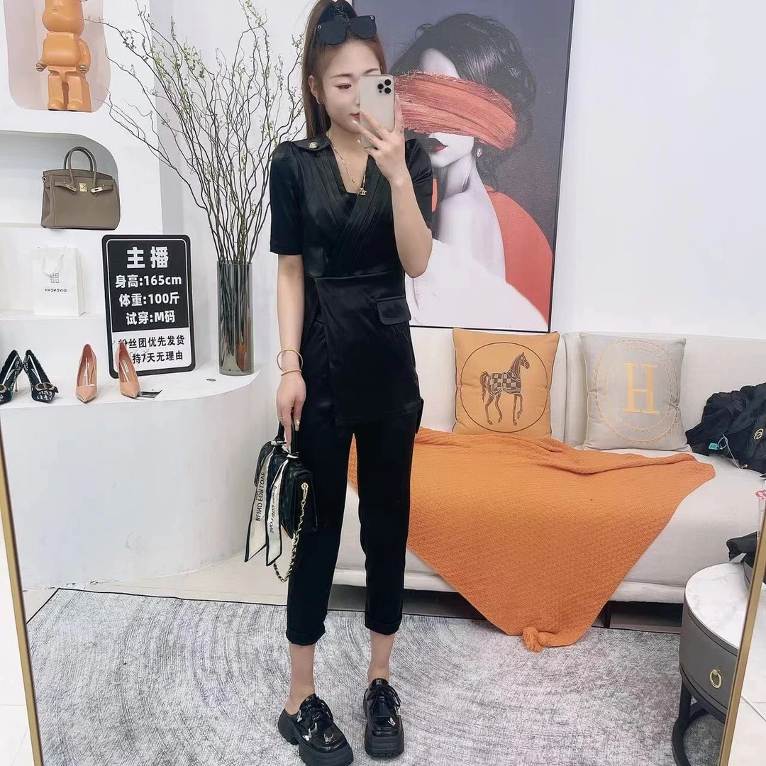 伊瑶精选------夏季设计款气质V领套装#6675