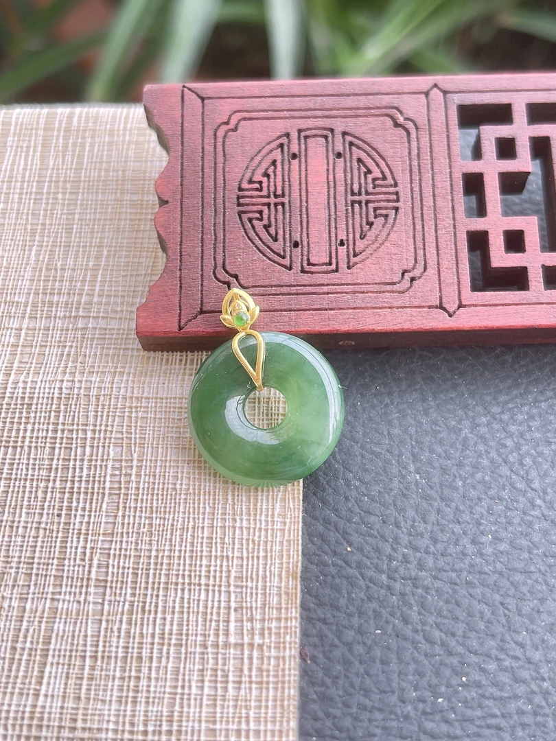 天然缅甸翡翠A货.冰润细腻满绿甜甜圈平安环吊坠.尺寸18.6-3.7