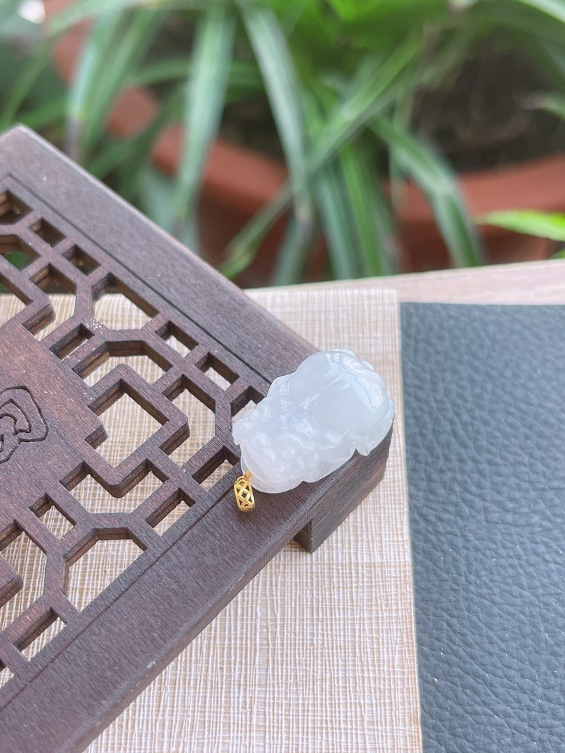 天然缅甸翡翠A货.冰润胶感浅绿纳财貔貅吊坠.尺寸21.6-14-11.2