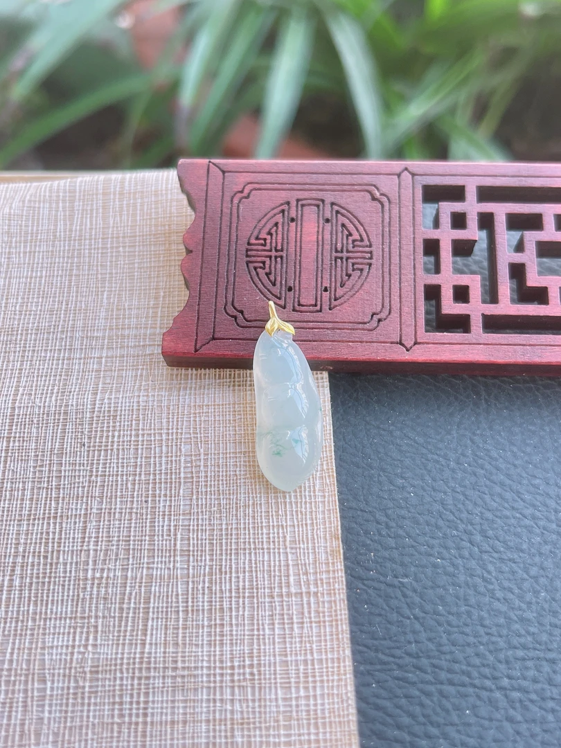 天然缅甸翡翠A货.冰润起滢光清晰飘花福豆吊坠.尺寸25-10.2-5.9