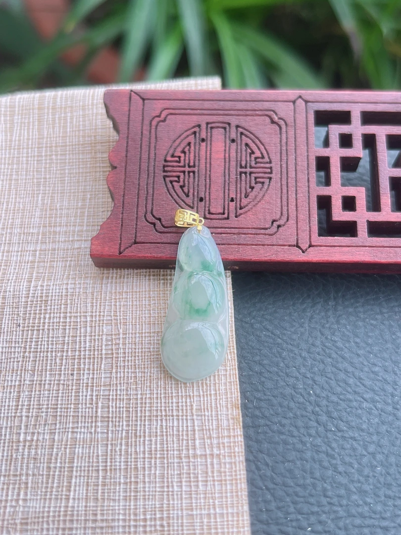 天然缅甸翡翠A货.冰润胶感灵动飘花福豆吊坠.尺寸27.8-11.4-3.6