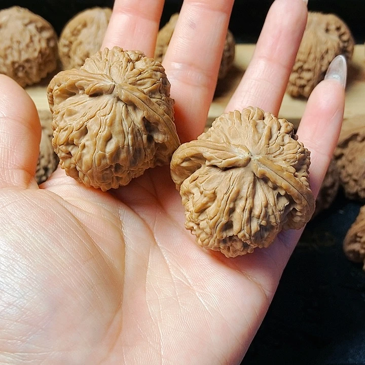 文玩核桃吊坠三角白