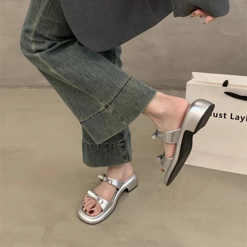 银色小凉拖鞋外穿仙女鞋子2025年夏季新款粗跟蝴蝶结法式气质凉鞋