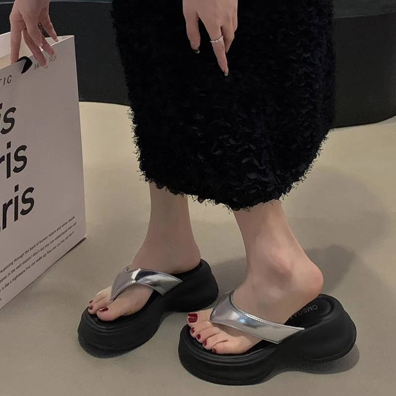 网红百搭人字拖鞋女2025春季新款外穿时尚简约气质厚底休闲凉拖鞋