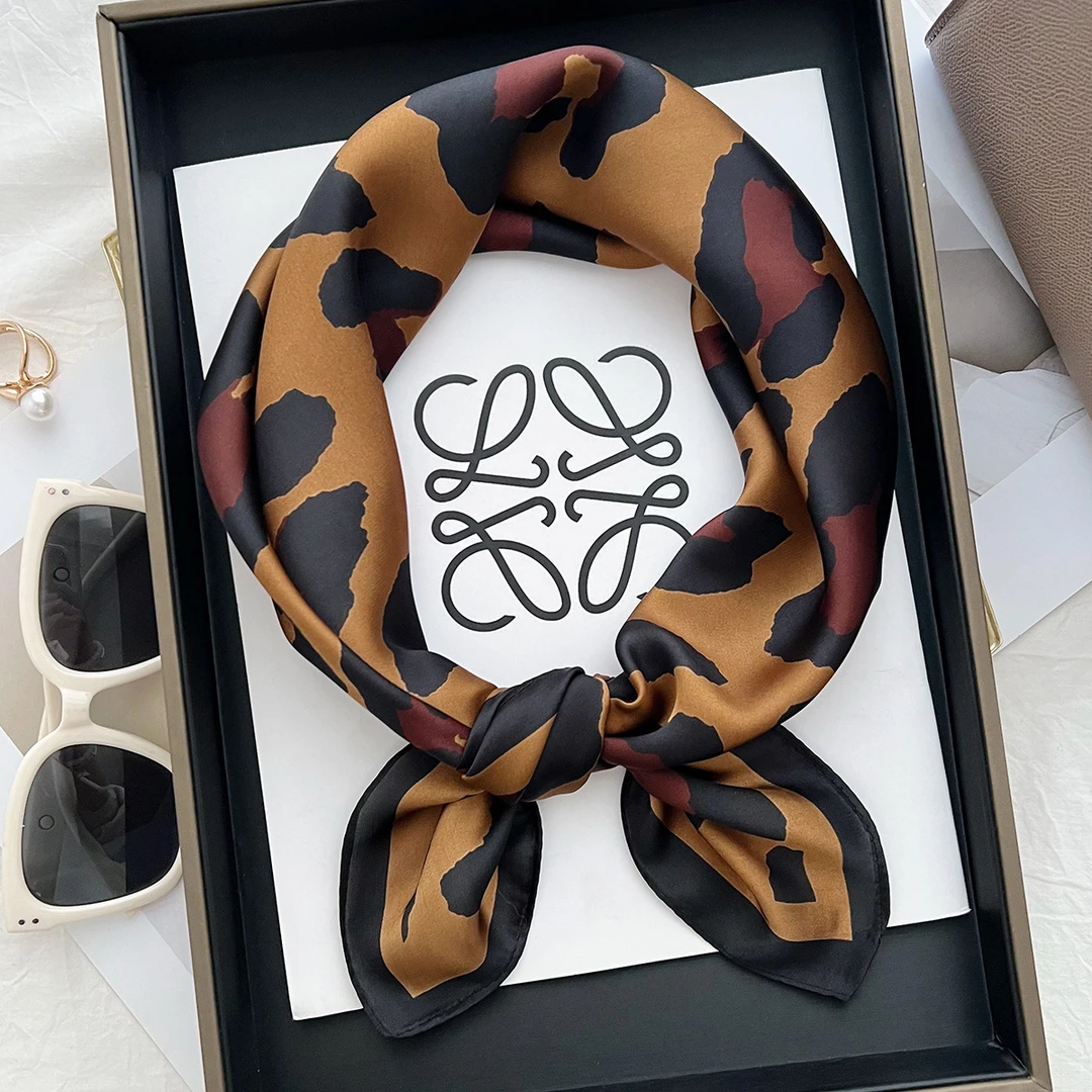 经典复古豹纹丝巾女秋冬季高级感高档气质女式小方巾搭配衬衫西装