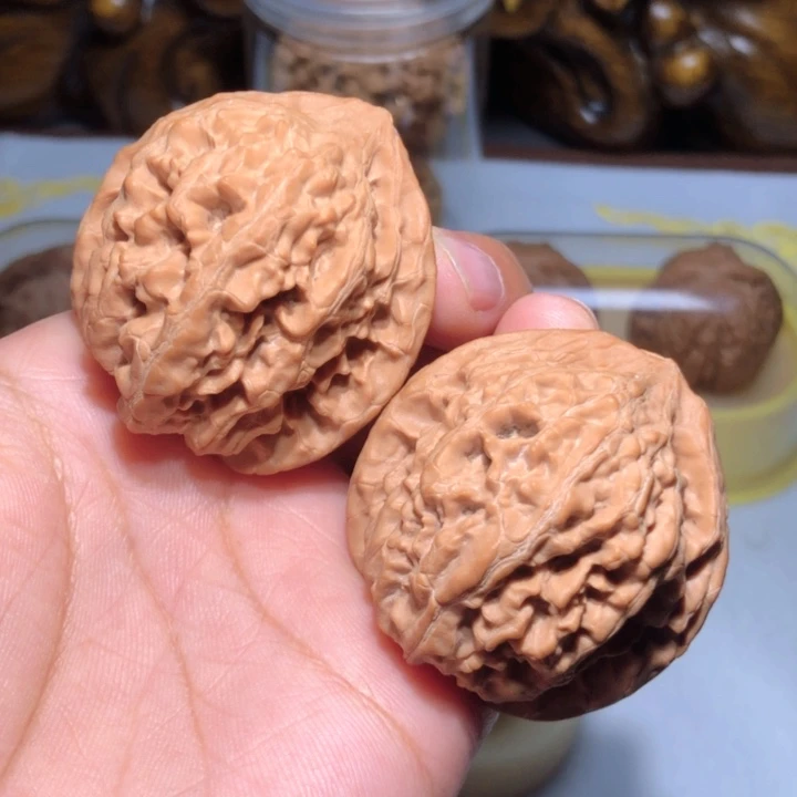 文玩核桃把件42.5野生石头