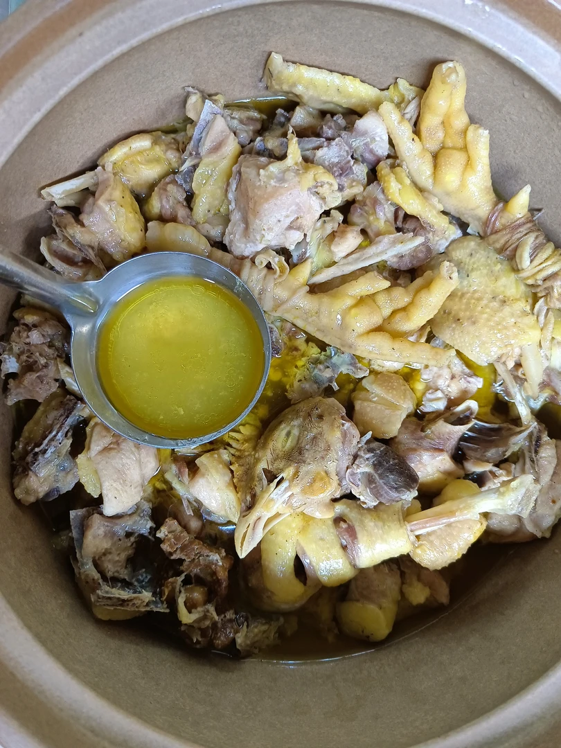 跑山散养黄油土鸡，肉鲜嫩不柴。