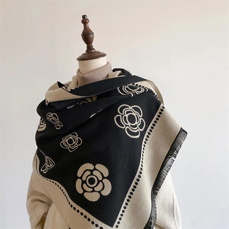 山茶花围巾百搭双面经典爆款保暖围脖外搭披肩小香风秋冬季时尚