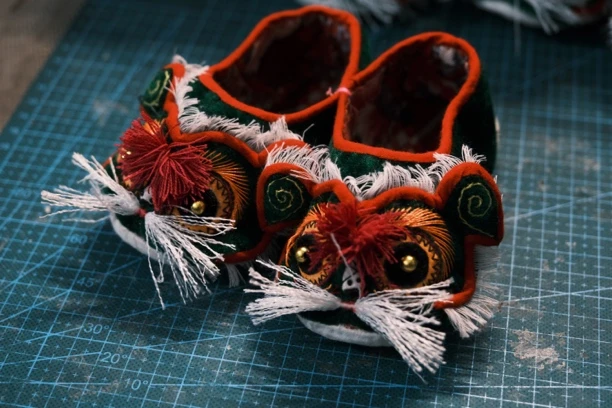 关中渭北一带刺绣风格虎头鞋狮子鞋兔子鞋