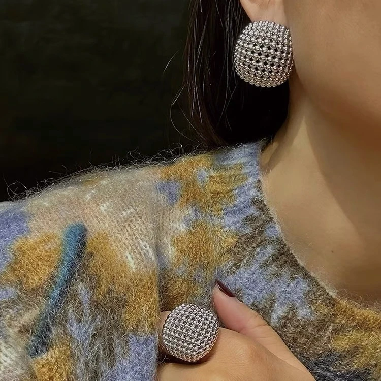 铜合金耳饰 张悦儿同款小众设计感镂空圆球珠珠耳钉银色金色轻奢