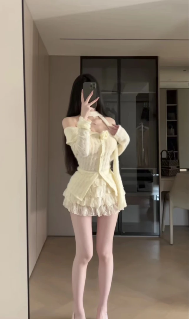 【KEKE】蕾丝辣妹风时尚短款纯欲气质一字肩长袖上衣收腰休闲百褶裙