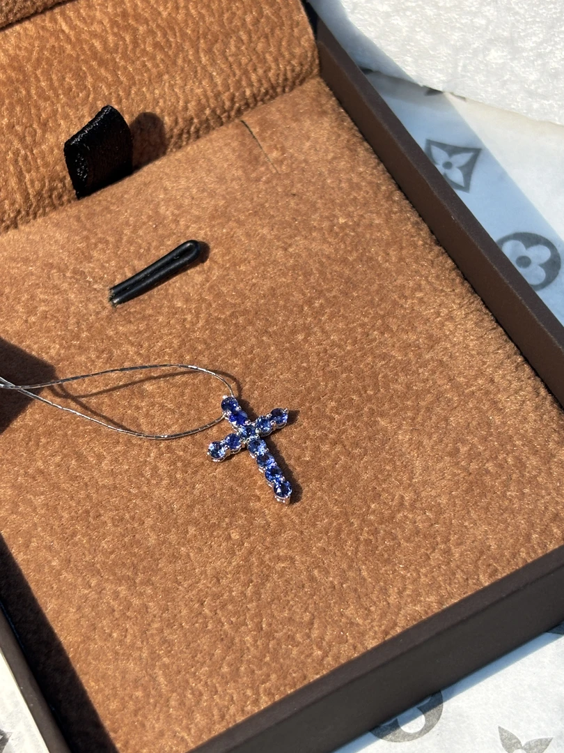 【千盟珠宝】重金 蓝宝迷你十字架吊坠（不含链）） ZSDZ001541