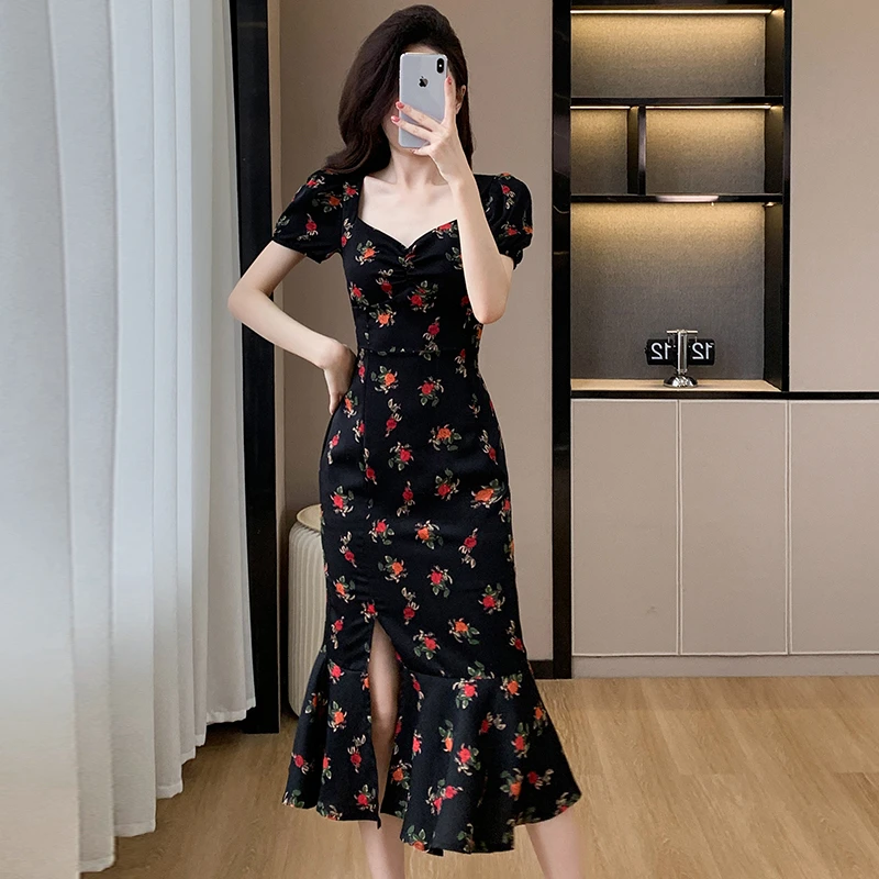 2024夏季新款法式复古赫本风鱼尾裙显瘦长裙方领黑色碎花连衣裙女