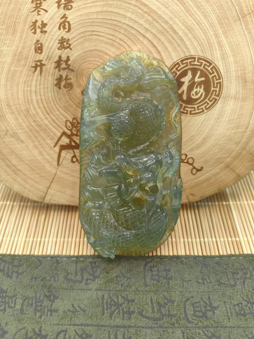 岫玉花玉冰透龙吊坠