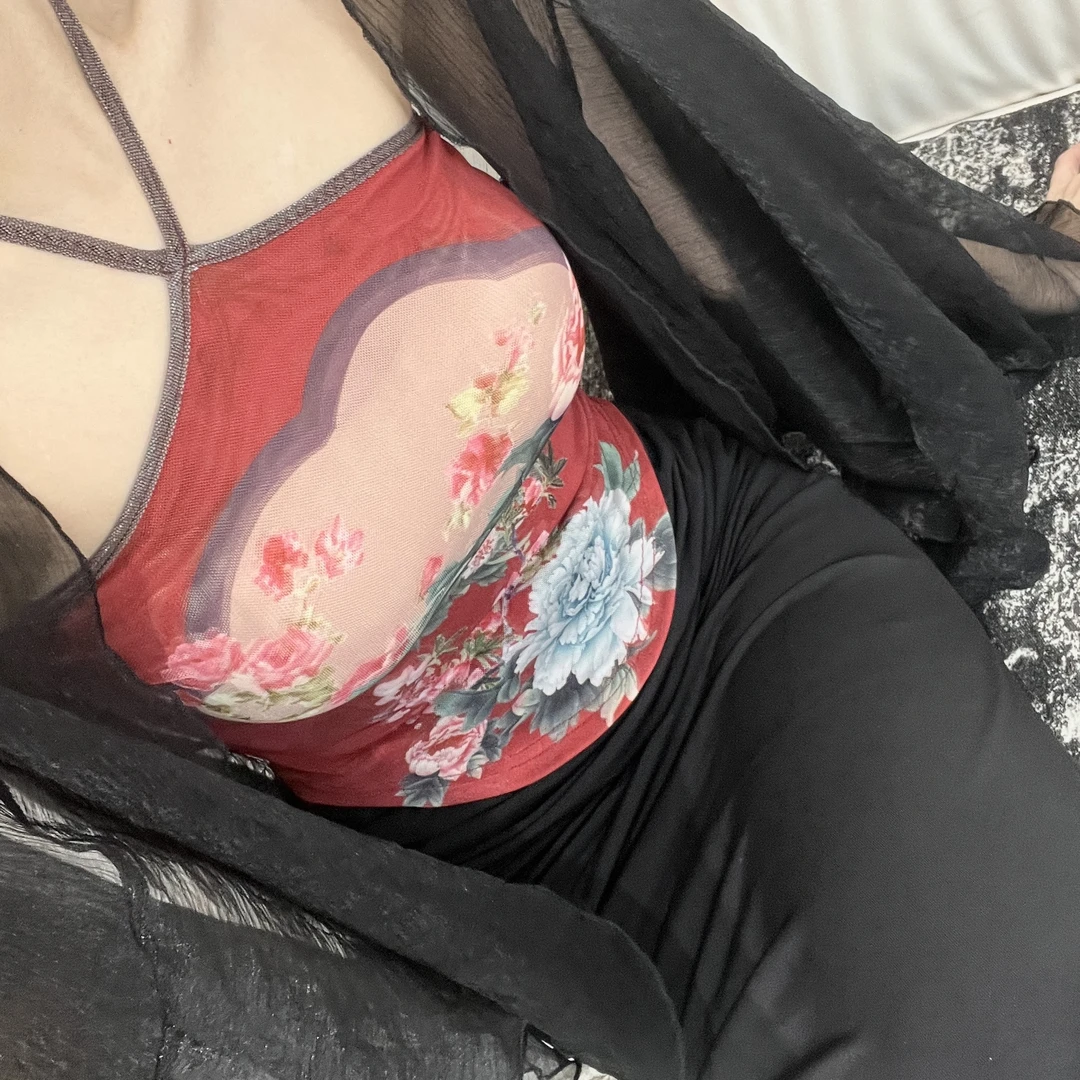 气质女人味轻奢时尚挂脖吊带无袖定位花烟视媚行修身百搭小上衣