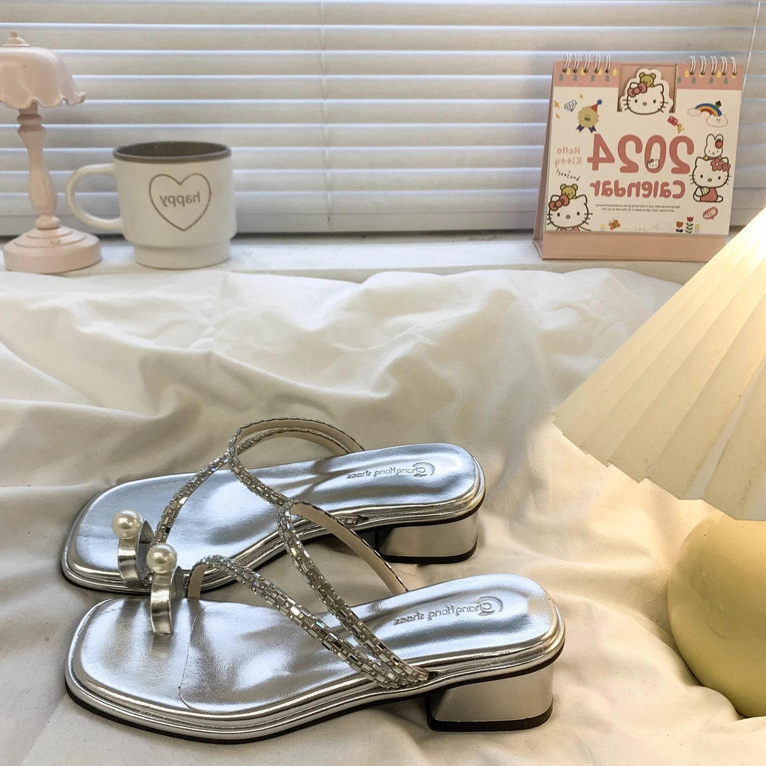 仙女风粗跟套趾珍珠凉拖鞋女外穿2025夏新款水钻中跟罗马夹趾凉鞋