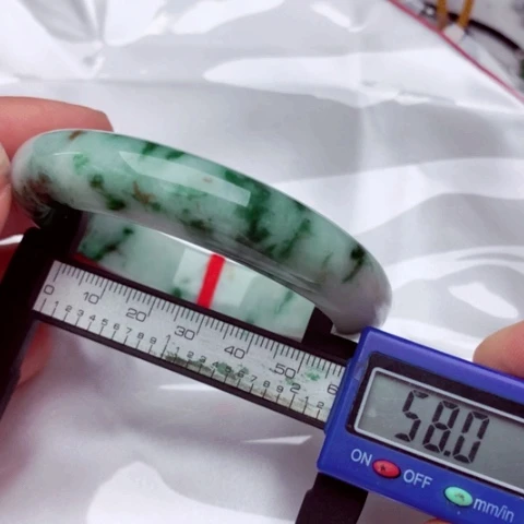 翡翠手镯未镶嵌，