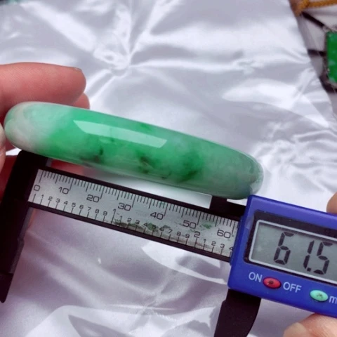 翡翠手镯未镶嵌，