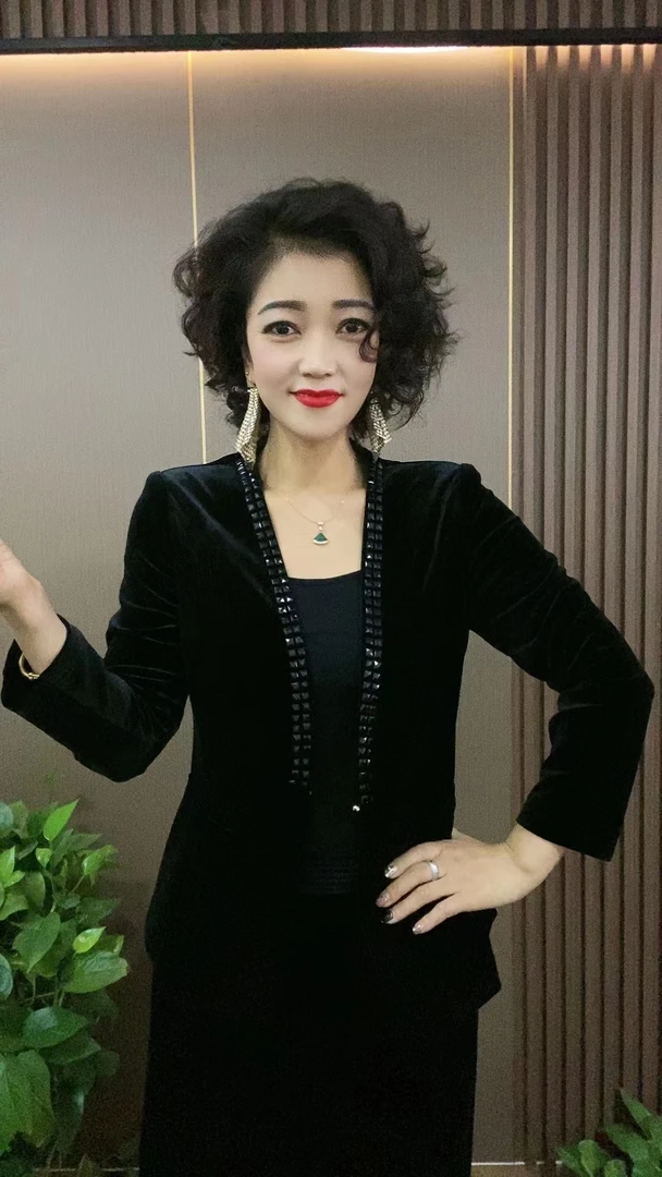 2025时尚春秋新款气质显瘦黑色女士修身短款丝绒小西装外套