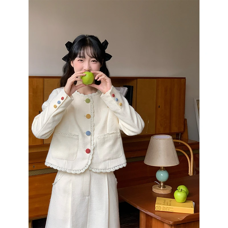 罐头士多所秋装女2023新款时尚套装裙白色肌理毛织彩扣上衣两件套