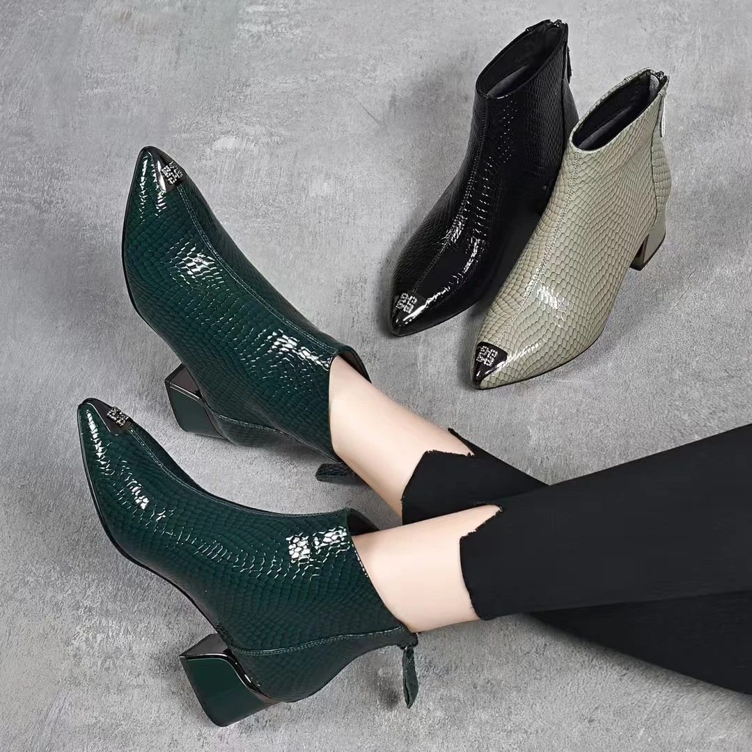 2025秋冬新款漆皮蛇纹粗跟短靴女尖头百搭真皮气质单靴中跟时尚