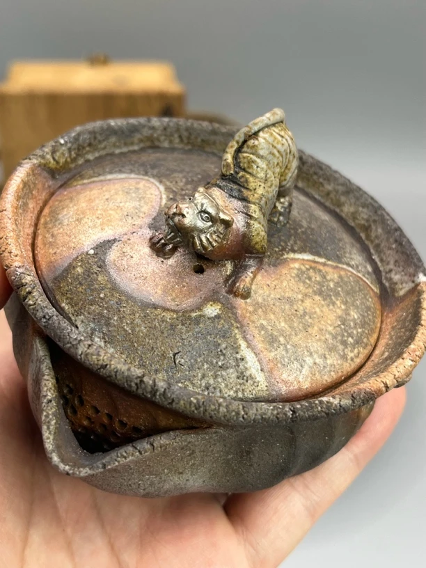 备前烧虎摘宝瓶，二代小西陶古。