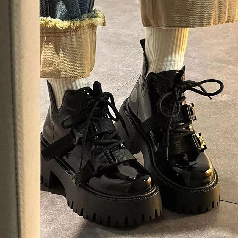 美拉德短款马丁靴女秋冬百搭机车靴皮带扣厚底马丁靴英伦风显腿细