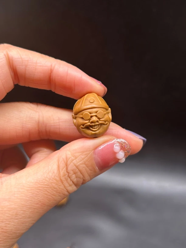 橄榄核水晶核雕刻地主头拍一发两颗一对的价格