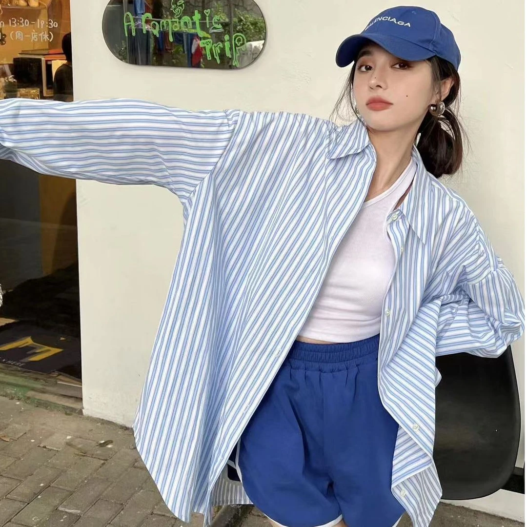 慵懒风斜领背心短裤搭配oversize蓝色条纹衬衫女宽松开衫防晒衬衣