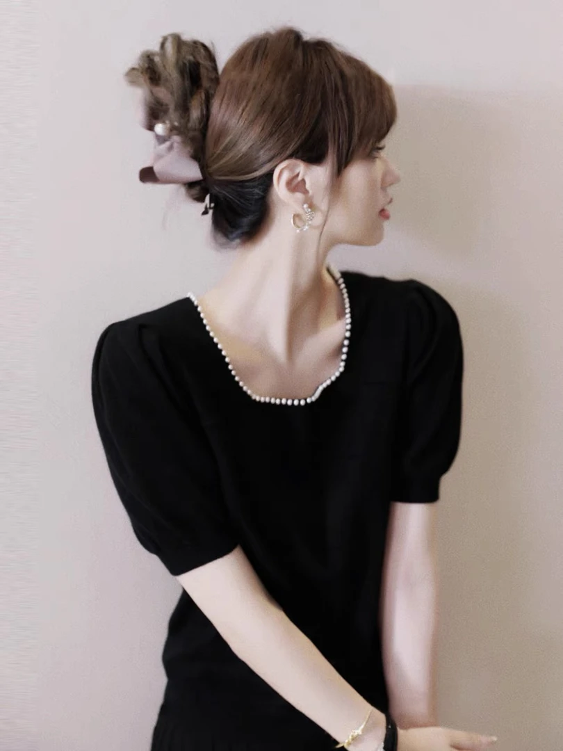 贝丽玛SS3151赫本风优雅小资法式方领珍珠小泡袖针织衫女气质上衣