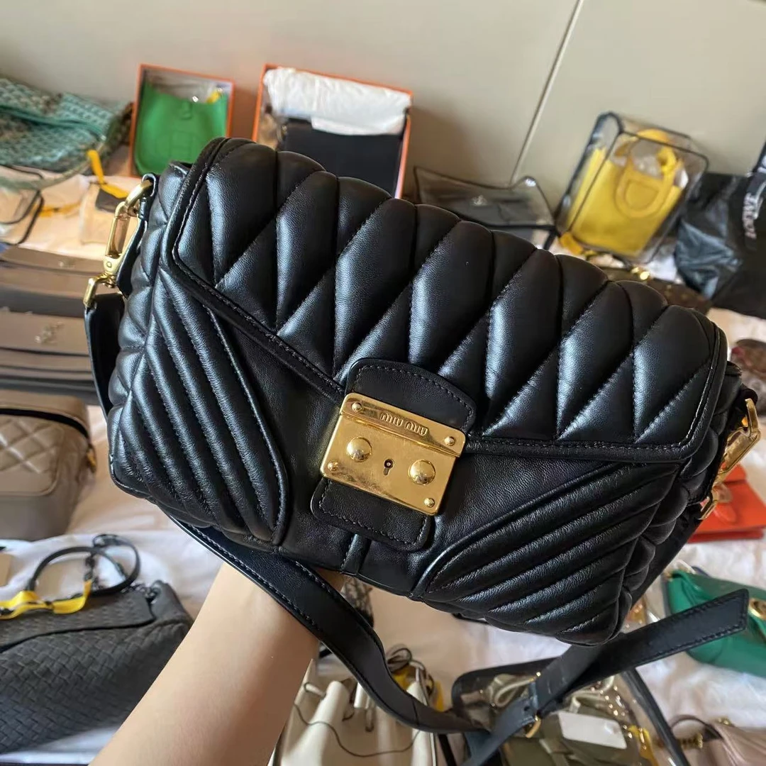 95新 MIU MIU/缪缪 包展 黑色邮差单肩包