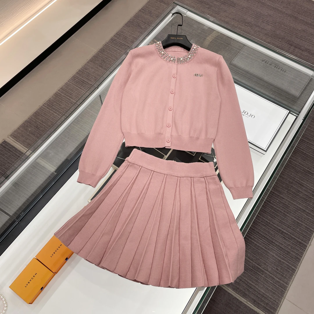 MIUMEM早秋新款对版工艺减龄重工水钻长袖针织套装DY2180