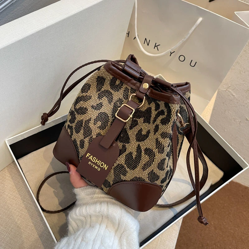 豹纹水桶包小包女2024秋冬新款潮时尚小众设计复古单肩斜挎包女包