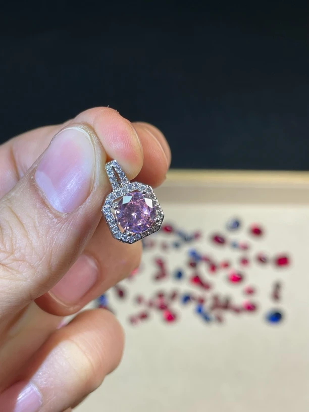 JUJINGE-013经典日常小香包款粉锆晶粉小吊坠 无礼盒 微瑕