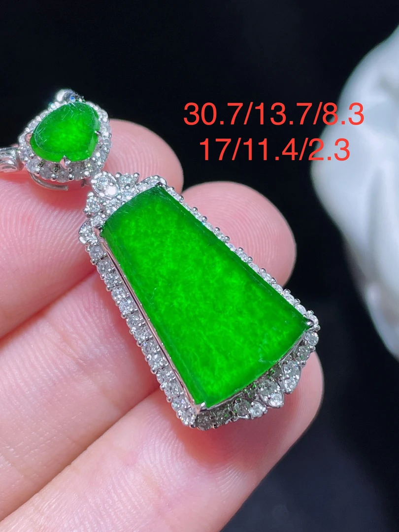 满绿无事牌吊坠镶嵌