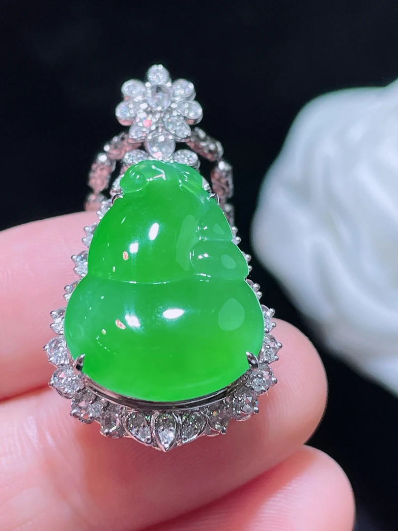 满绿葫芦吊坠镶嵌