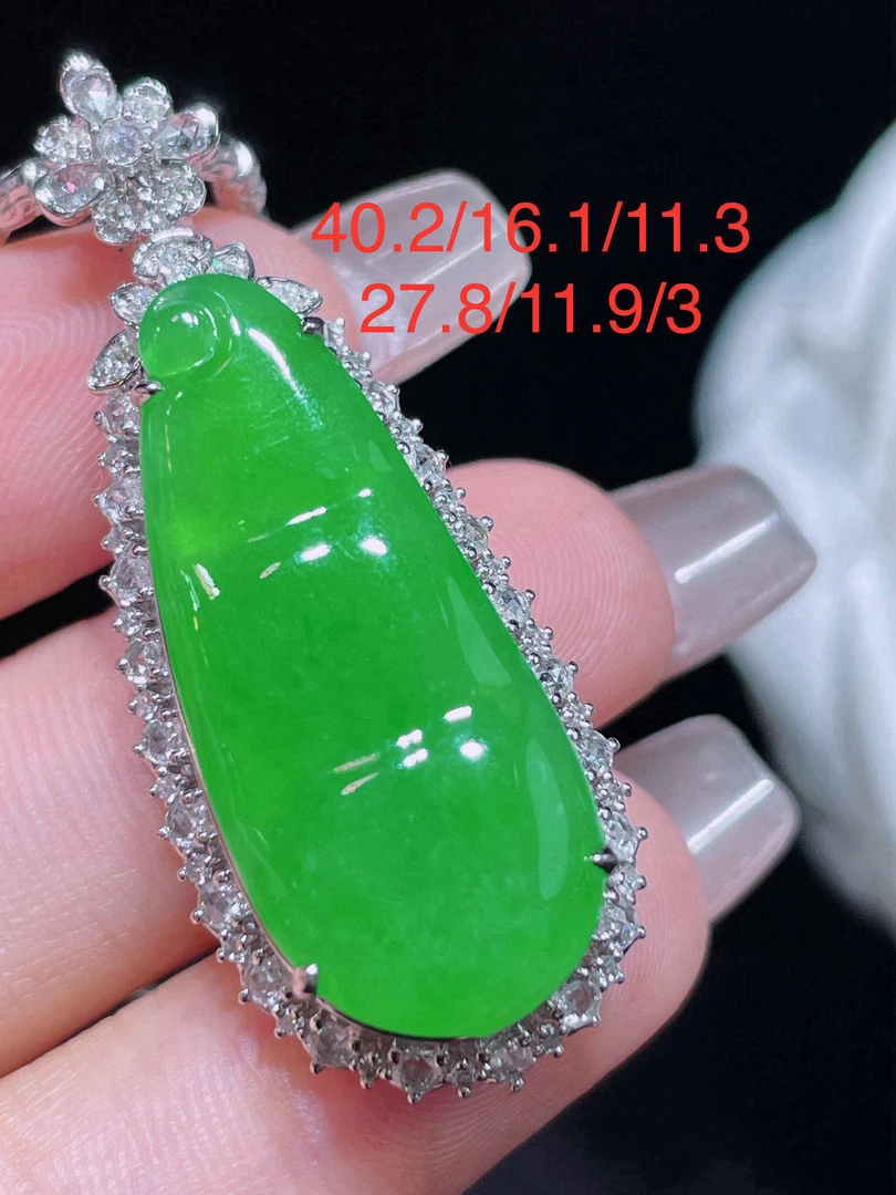 满绿豆子吊坠镶嵌