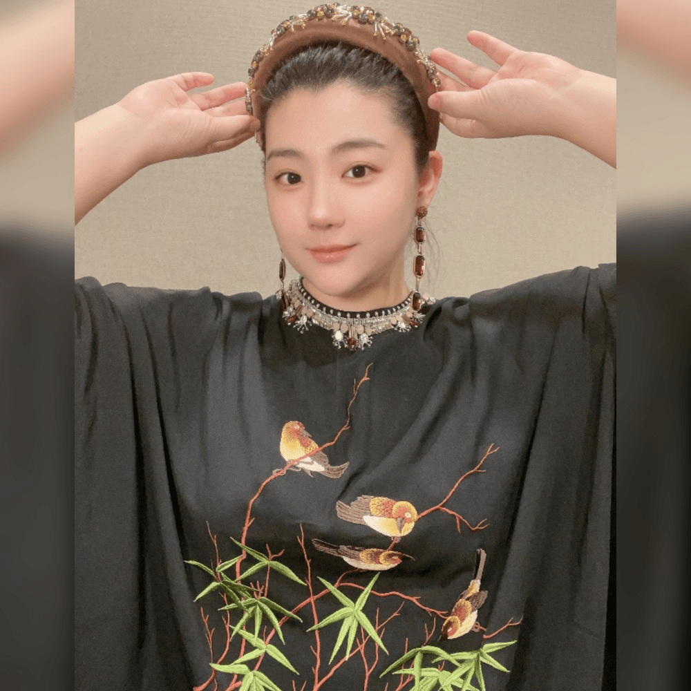 竹鸟刺绣珠片领上衣