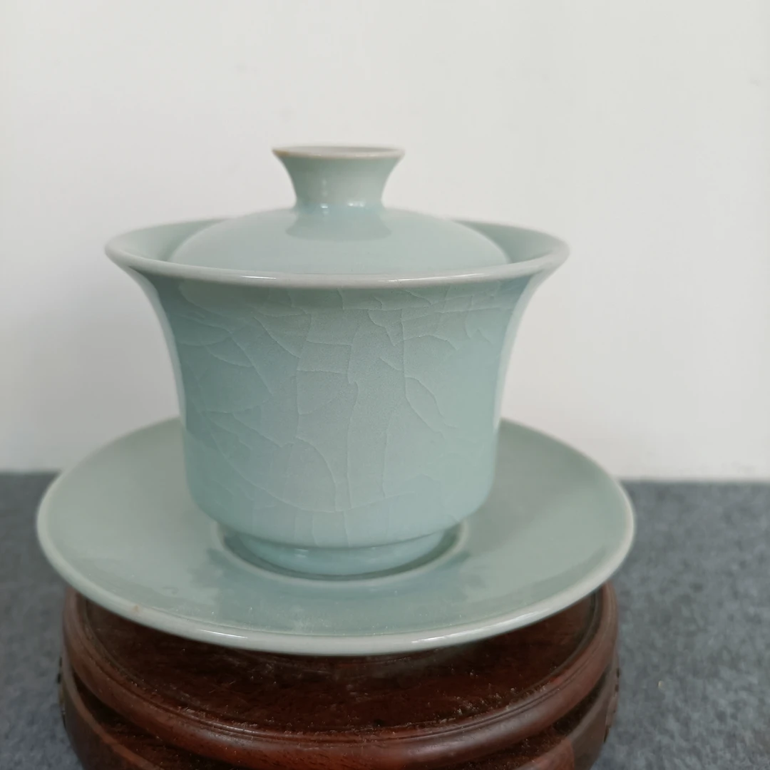 现代龙泉青瓷盖碗一套。