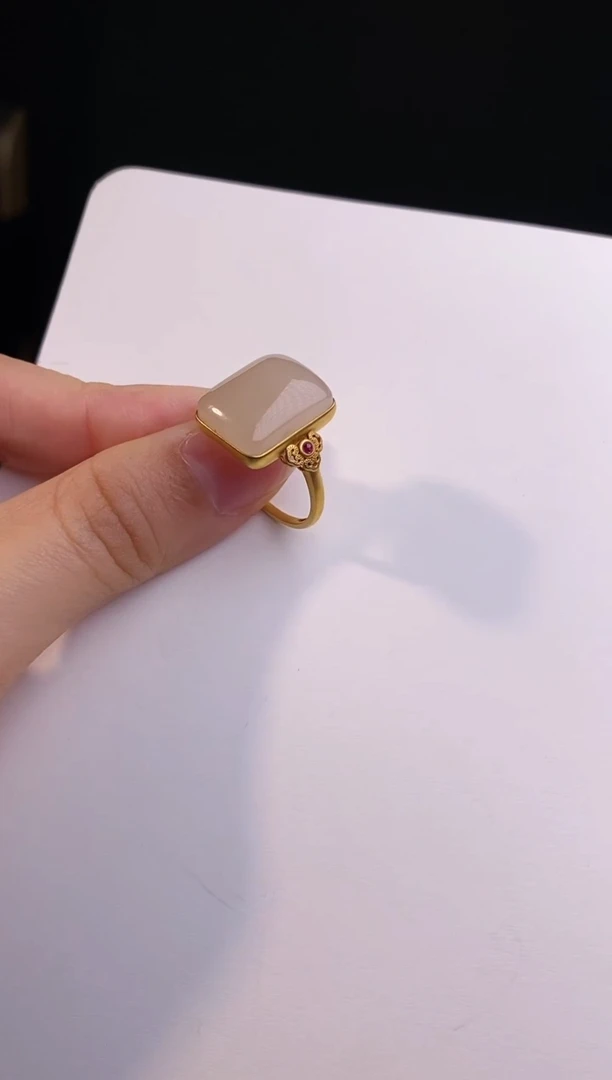 【闪购商品】和田玉戒指18K金镶嵌藕粉方糖戒指