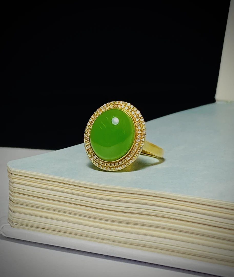【颜选珠宝】和田碧玉苹果绿18K金镶嵌蛋面戒指经典贵气百搭